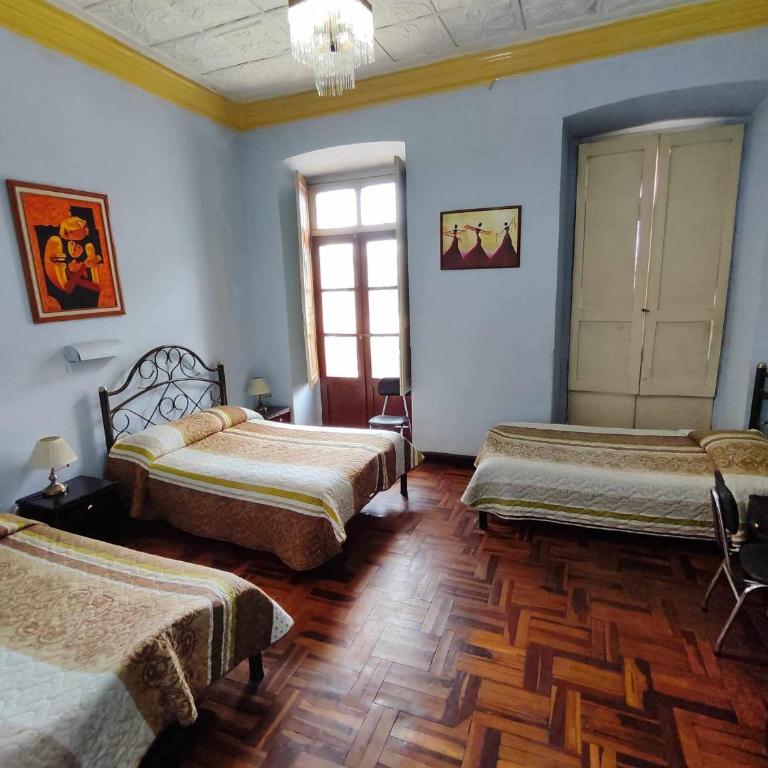 Hostal Juana de Arco - Habitación Cuádruple con baño privado - 1