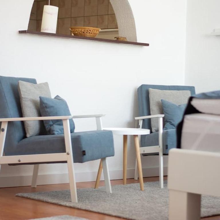 Bright&Cozy flat+balcony near Airport FREE Parking - Three-Bedroom Apartment - 8