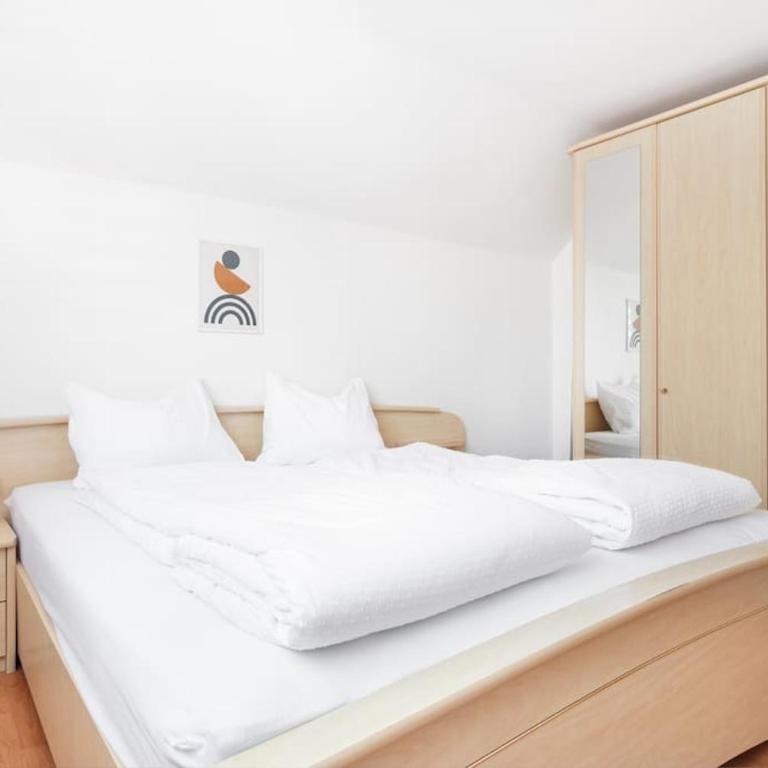 Bright&Cozy flat+balcony near Airport FREE Parking - Three-Bedroom Apartment - 12