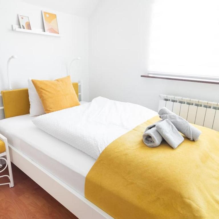 Bright&Cozy flat+balcony near Airport FREE Parking - Three-Bedroom Apartment - 3