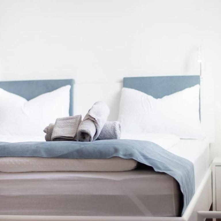 Bright&Cozy flat+balcony near Airport FREE Parking - Three-Bedroom Apartment - 10