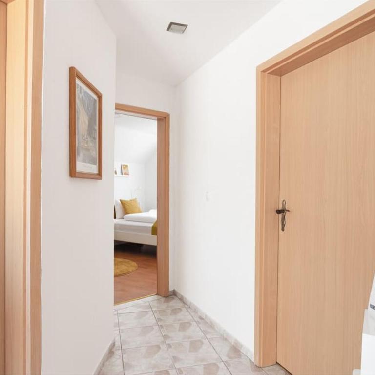 Bright&Cozy flat+balcony near Airport FREE Parking - Three-Bedroom Apartment - 14