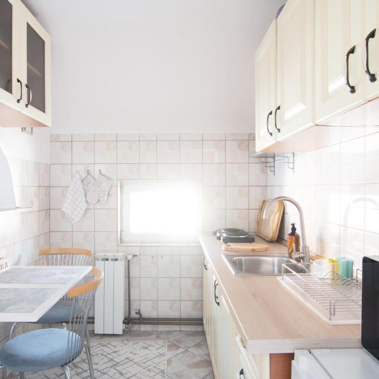 Bright&Cozy flat+balcony near Airport FREE Parking - Three-Bedroom Apartment - 17