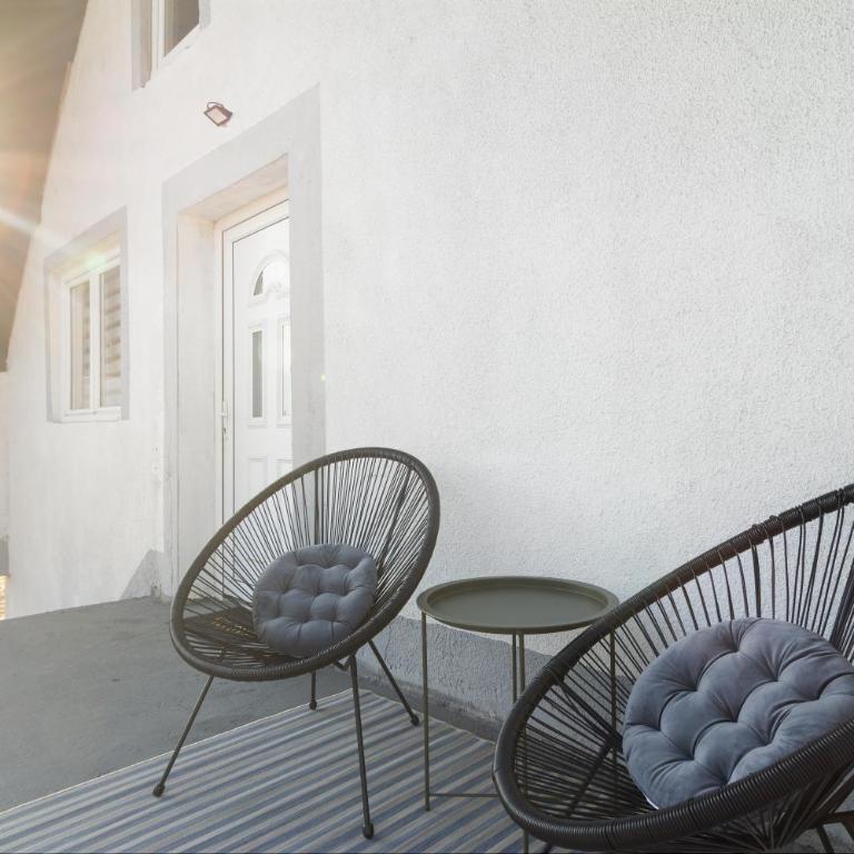 Bright&Cozy flat+balcony near Airport FREE Parking - Three-Bedroom Apartment - 19