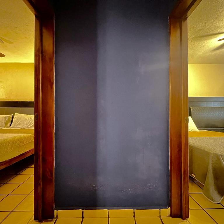 Casa Revolucion: 2BR/2Ba Casita close to downtown with private parking - Apartamento de 2 dormitorios - 2