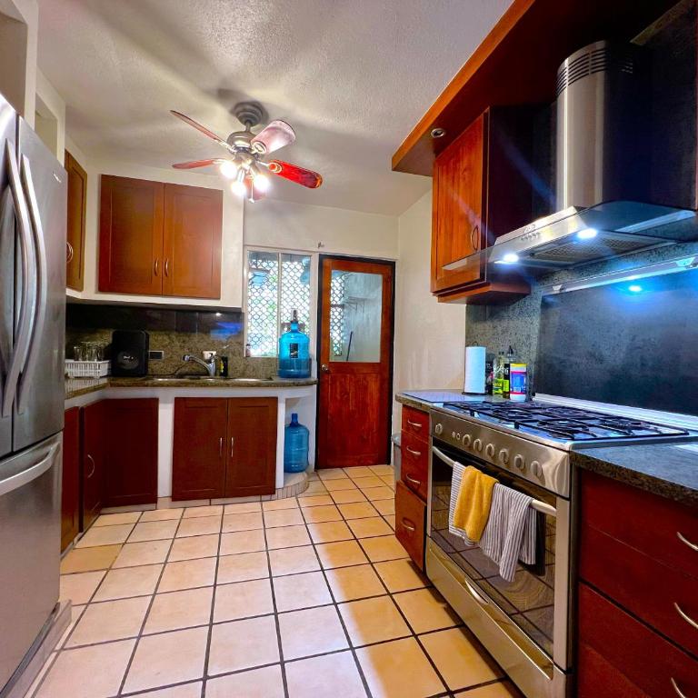 Casa Revolucion: 2BR/2Ba Casita close to downtown with private parking - Apartamento de 2 dormitorios - 3