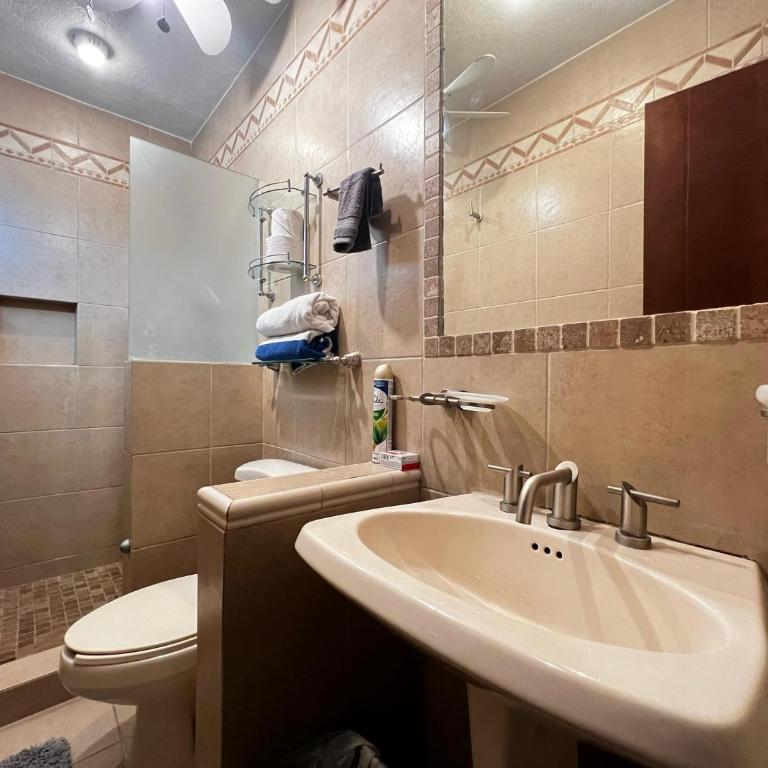 Casa Revolucion: 2BR/2Ba Casita close to downtown with private parking - Apartamento de 2 dormitorios - 21