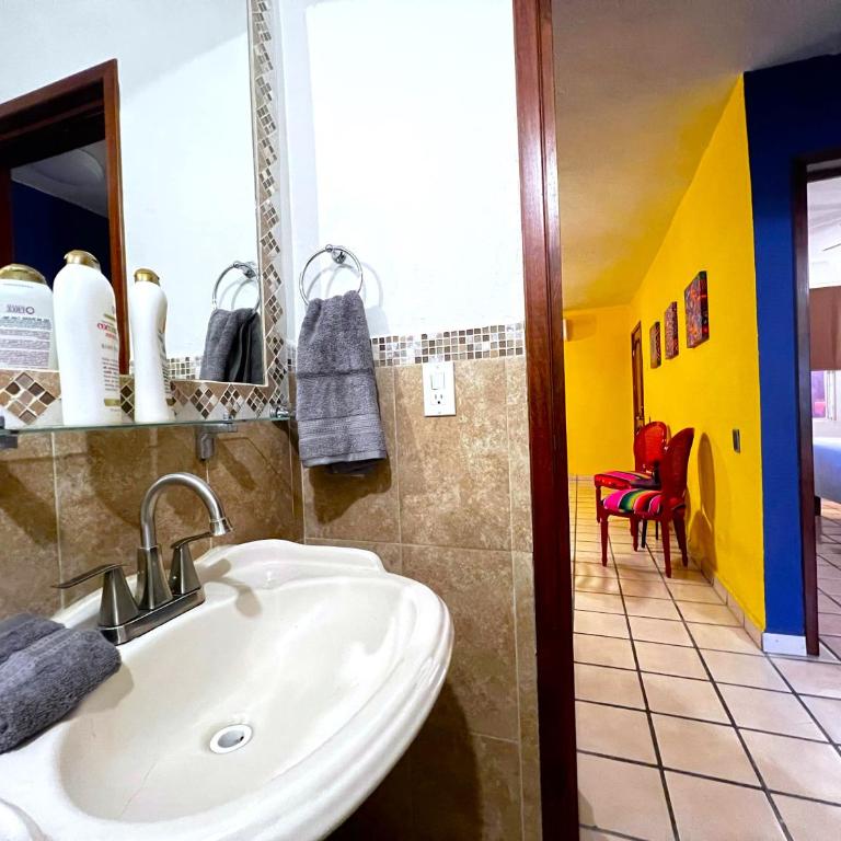 Casa Revolucion: 2BR/2Ba Casita close to downtown with private parking - Apartamento de 2 dormitorios - 29