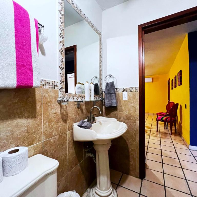Casa Revolucion: 2BR/2Ba Casita close to downtown with private parking - Apartamento de 2 dormitorios - 30