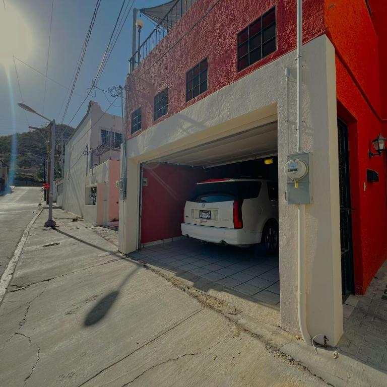 Casa Revolucion: 2BR/2Ba Casita close to downtown with private parking - Apartamento de 2 dormitorios - 35