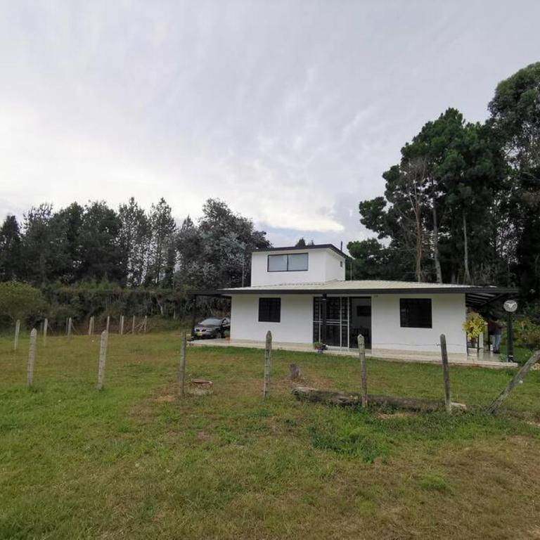 Hermosa finca a 5 minutos aeropuerto - Casa de 3 dormitorios - 3