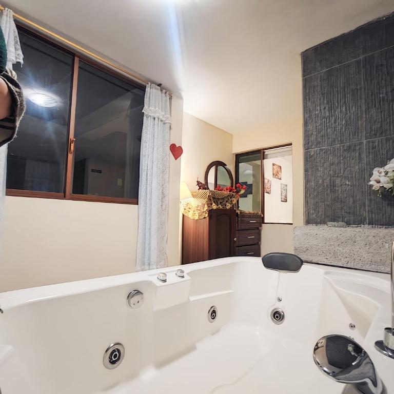TURI Suite con Jacuzzi, centro de la ciudad - Suite con bañera de hidromasaje - Cama extragrande - 5