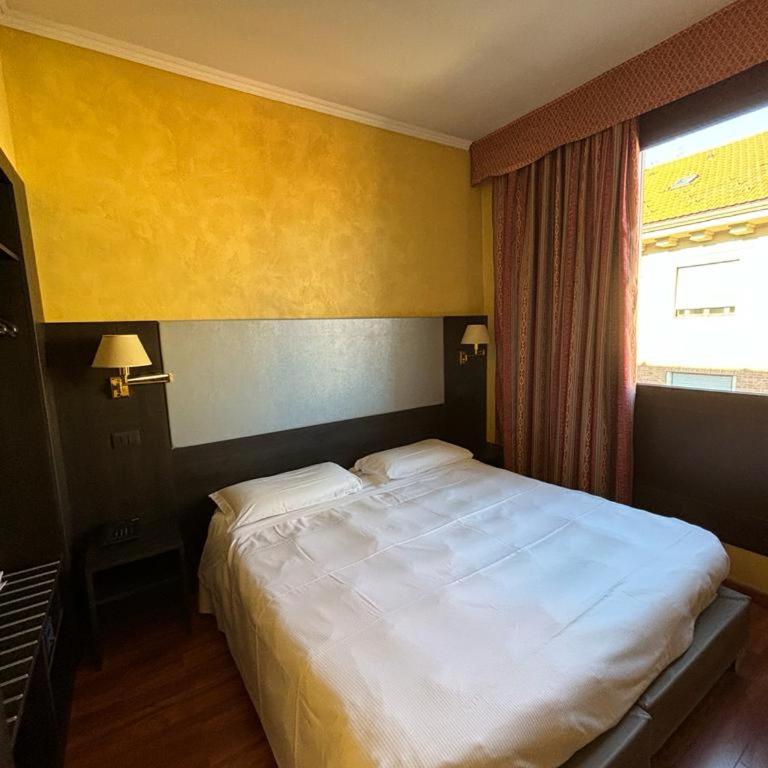 Hotel Plaza - Economy Double or Twin Room - 3