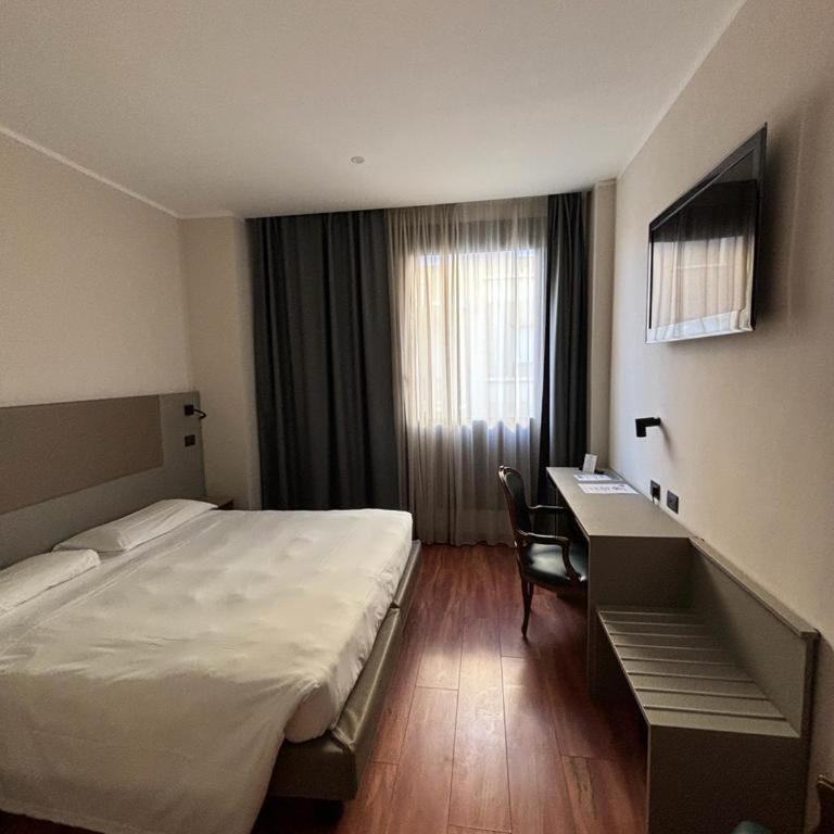 Hotel Plaza - Standard Double or Twin Room - 2