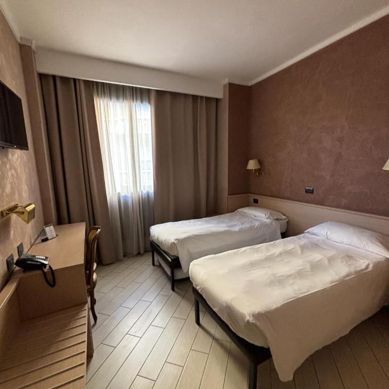 Hotel Plaza - Standard Double or Twin Room - 4