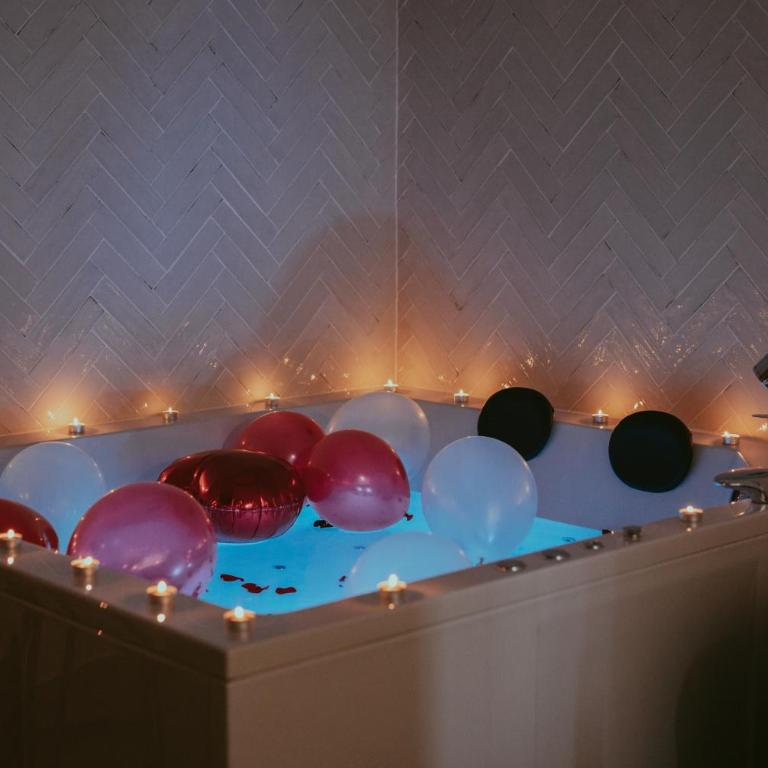Luxury Jacuzzi Apartment - One-Bedroom Apartment - 25