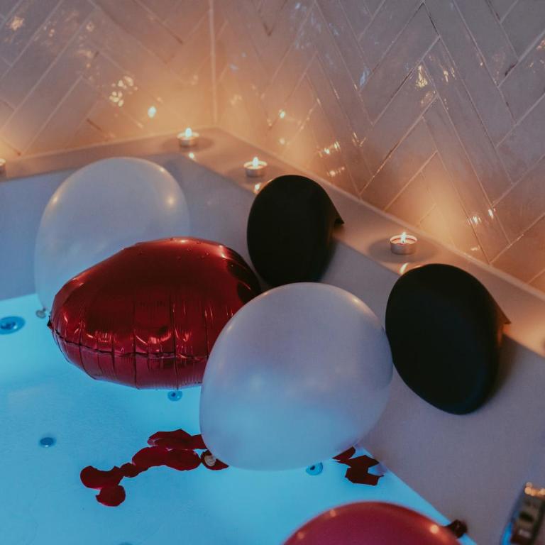 Luxury Jacuzzi Apartment - One-Bedroom Apartment - 13