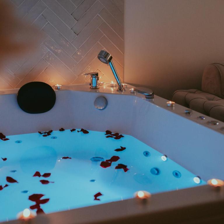 Luxury Jacuzzi Apartment - One-Bedroom Apartment - 1