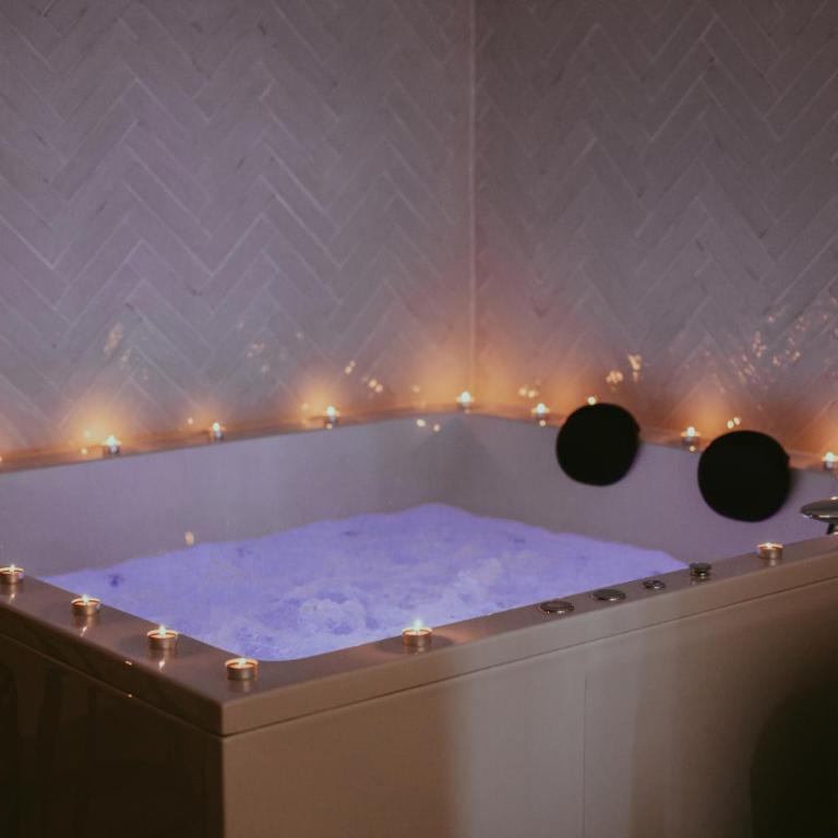 Luxury Jacuzzi Apartment - One-Bedroom Apartment - 11