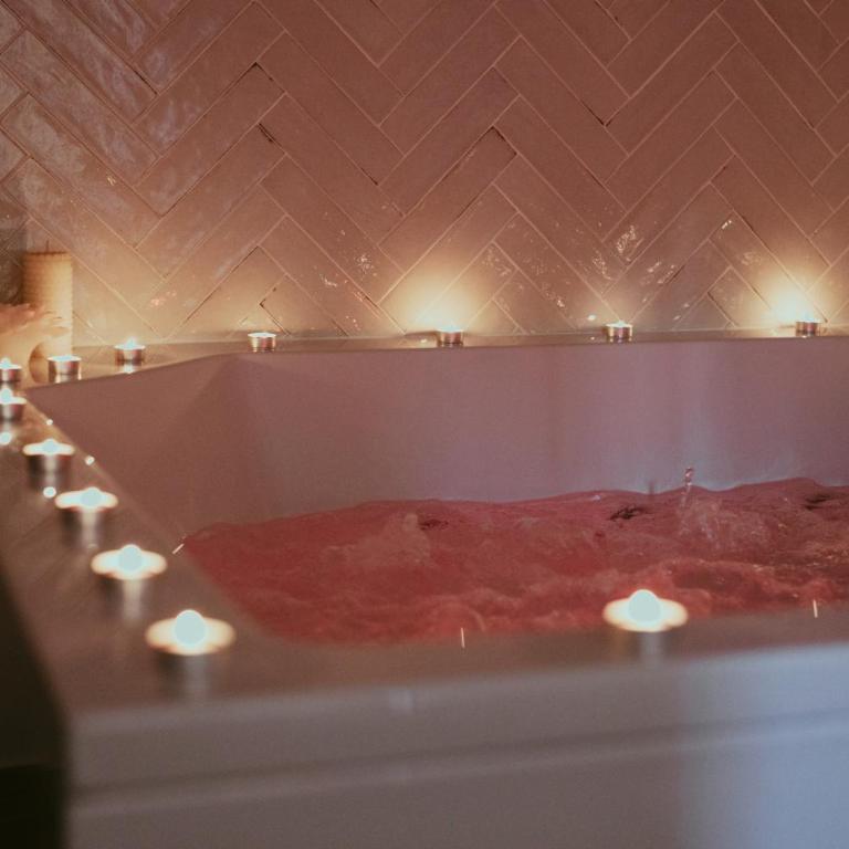 Luxury Jacuzzi Apartment - One-Bedroom Apartment - 10