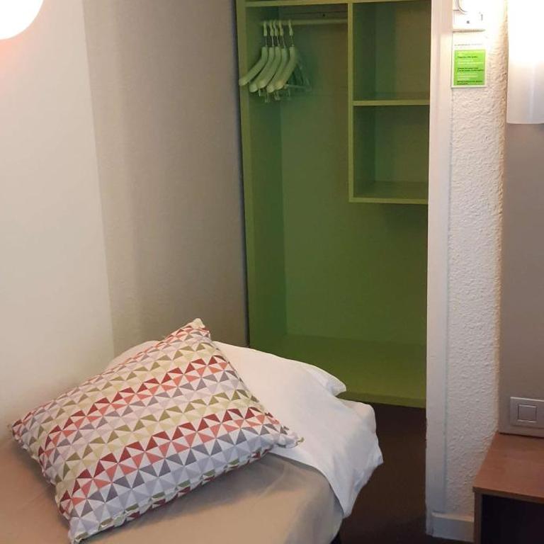 Campanile Annecy - Cran Gevrier - Standard Double Room with One Single Bed - Up to Ten Years - 2
