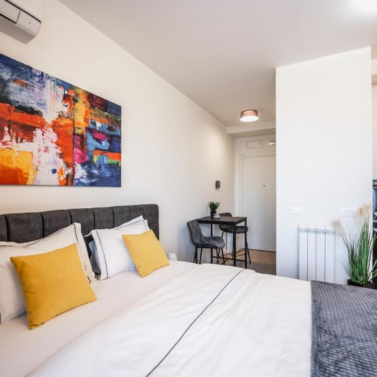 inJoy - One-Bedroom Apartment - 9