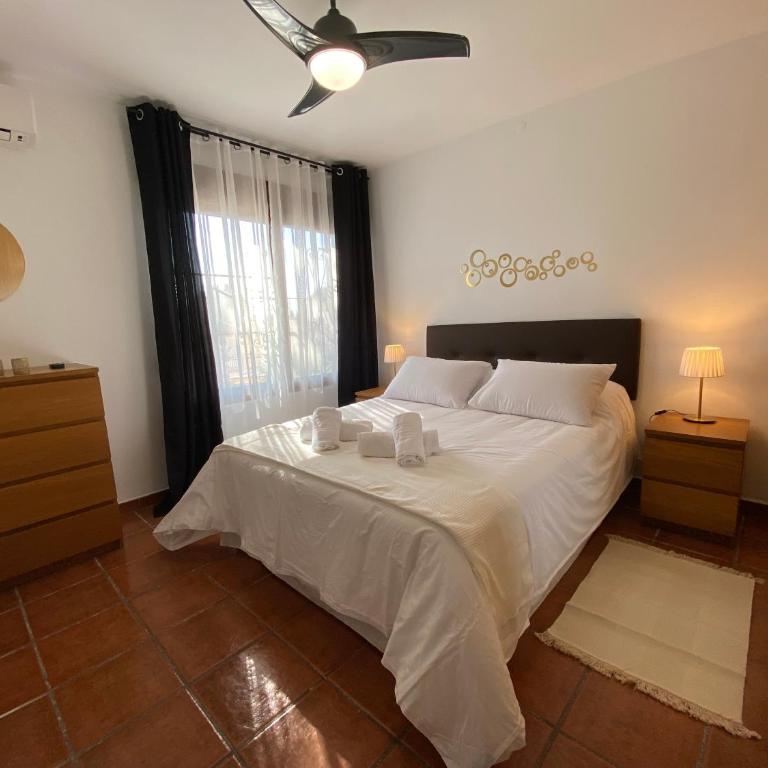 M&H Torremolinos - Three-Bedroom Apartment - 3