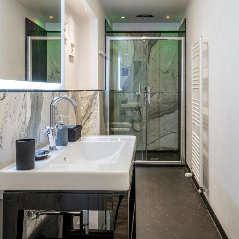 Cherubini Palace Thematic Apartment - Two-Bedroom Apartment with Spa Bath - 3