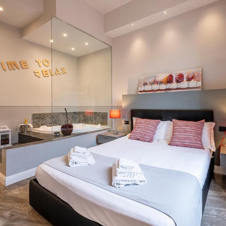 Cherubini Palace Thematic Apartment - Two-Bedroom Apartment with Spa Bath - 11