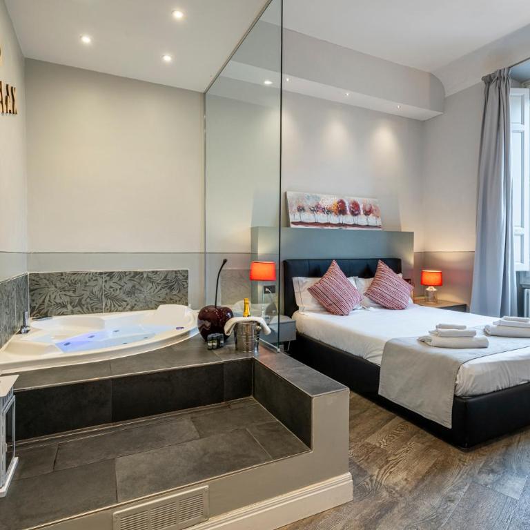Cherubini Palace Thematic Apartment - Two-Bedroom Apartment with Spa Bath - 1