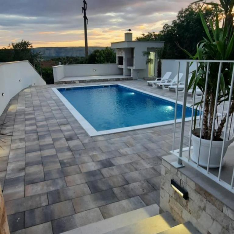 Villa Blanco - Three-Bedroom Villa - 8