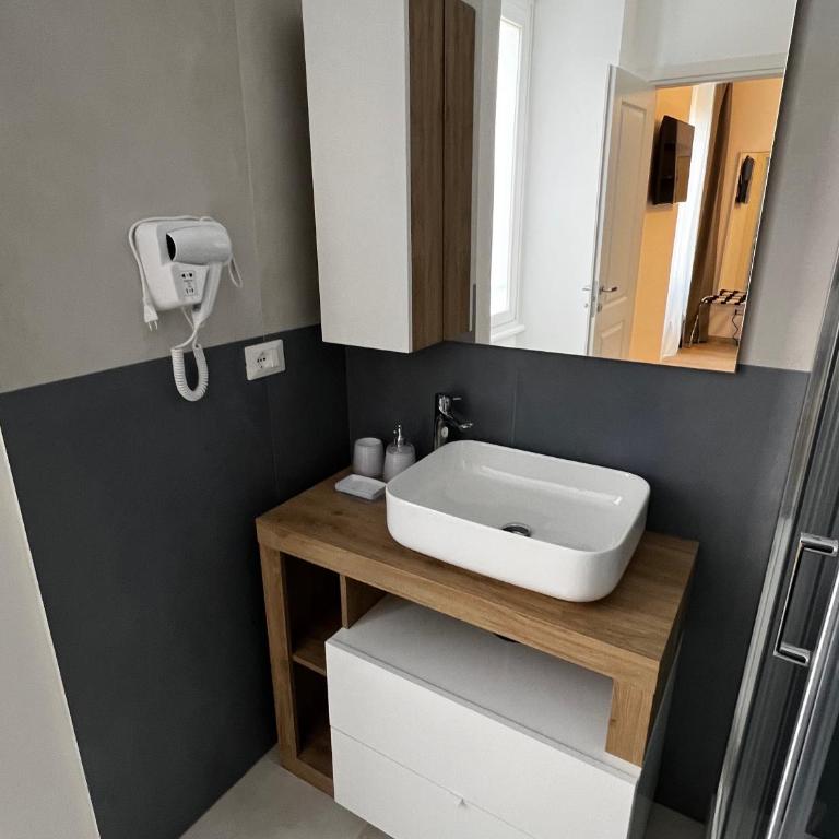 Love4Rome Guest House - Double Room with Private Bathroom - 8