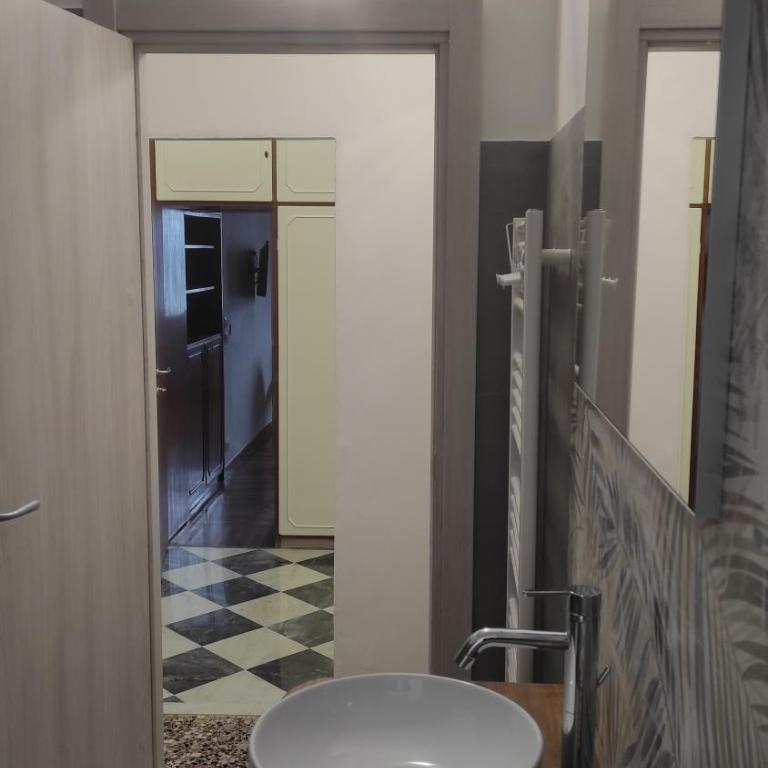 AffittaCamere Columbus - Camera Matrimoniale/Doppia con Letti Singoli con Bagno Privato Esterno - 10