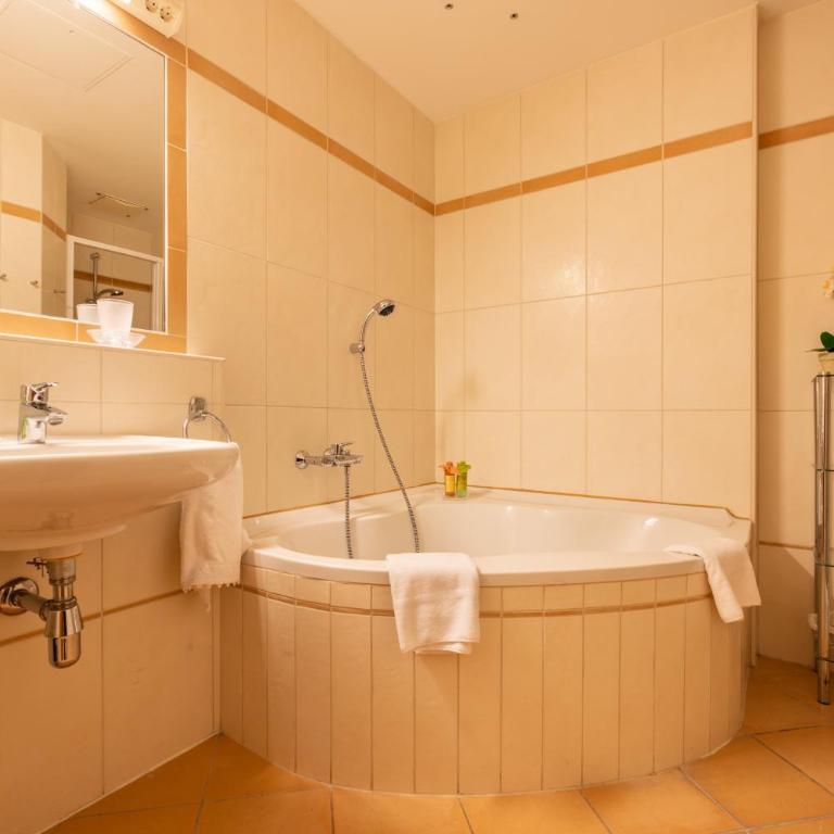 Pfamhaus Luxury Apartments - Three-Bedroom Home - 26