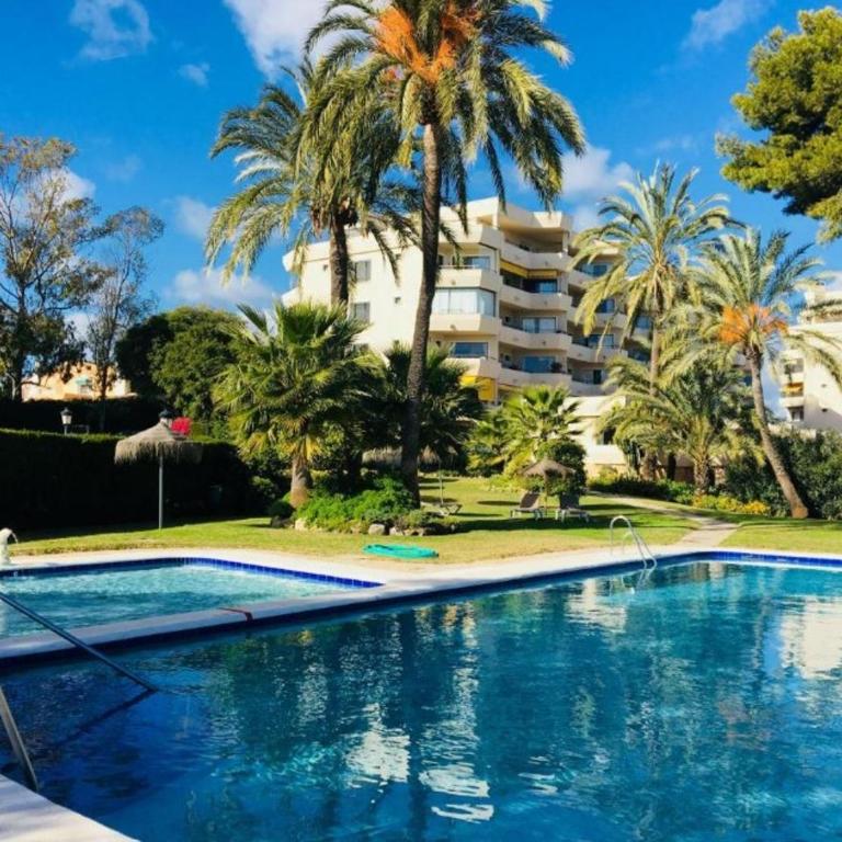 Habitación deluxe con baño privado en Atalaya Apartagolf, Estepona - Habitación con cama extragrande y vistas a la montaña - 19