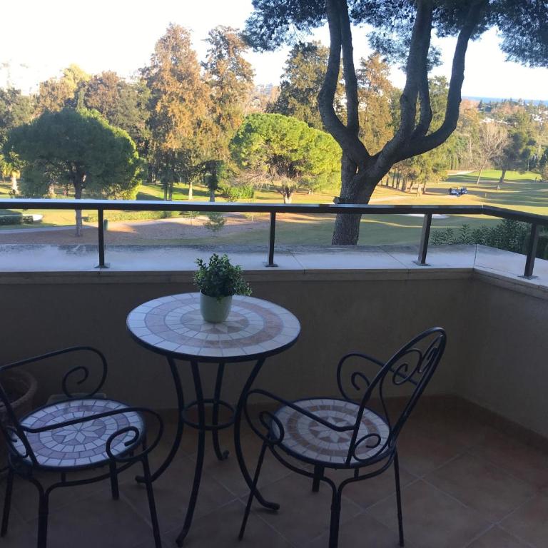 Habitación deluxe con baño privado en Atalaya Apartagolf, Estepona - Habitación con cama extragrande y vistas a la montaña - 16