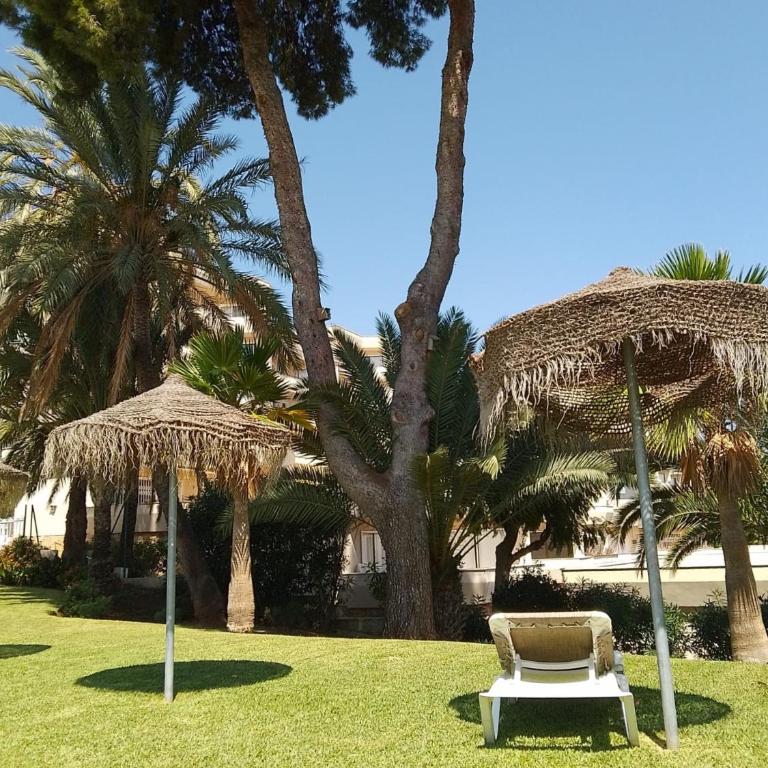 Habitación deluxe con baño privado en Atalaya Apartagolf, Estepona - Habitación con cama extragrande y vistas a la montaña - 22