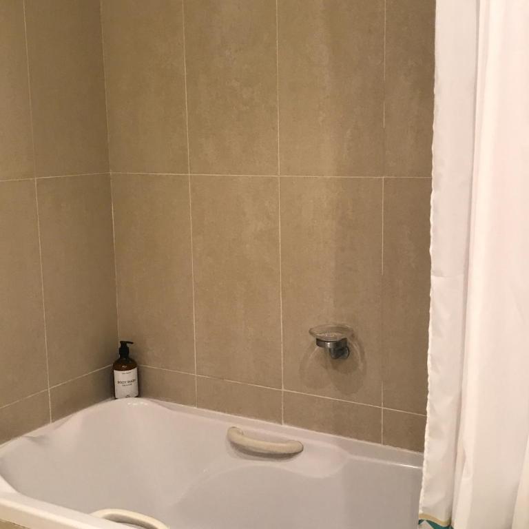 Habitación deluxe con baño privado en Atalaya Apartagolf, Estepona - Habitación con cama extragrande y vistas a la montaña - 15