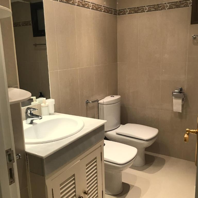 Habitación deluxe con baño privado en Atalaya Apartagolf, Estepona - Habitación con cama extragrande y vistas a la montaña - 13