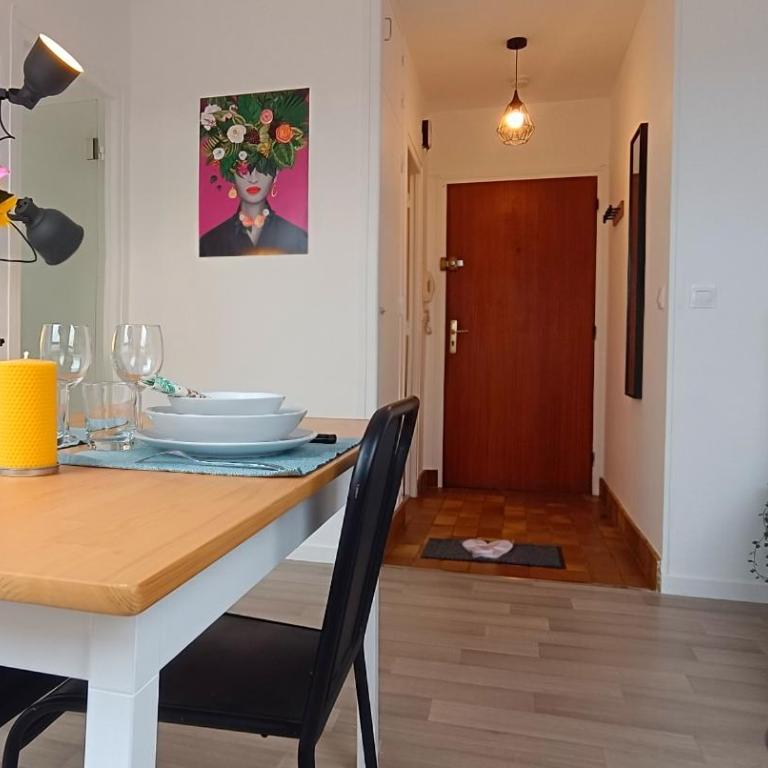 Studio Tout équipé en Hyper-Centre avec Parking Privé et Gratuit - Vue sur la Ville et Château de Caen - Apartment - 21