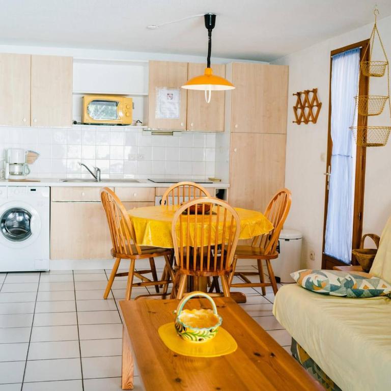Villa 2-pièces au calme avec mezzanine, terrasse et parking - 5 couchages - Animaux acceptés - FR-1-409-130 - Villa - 5