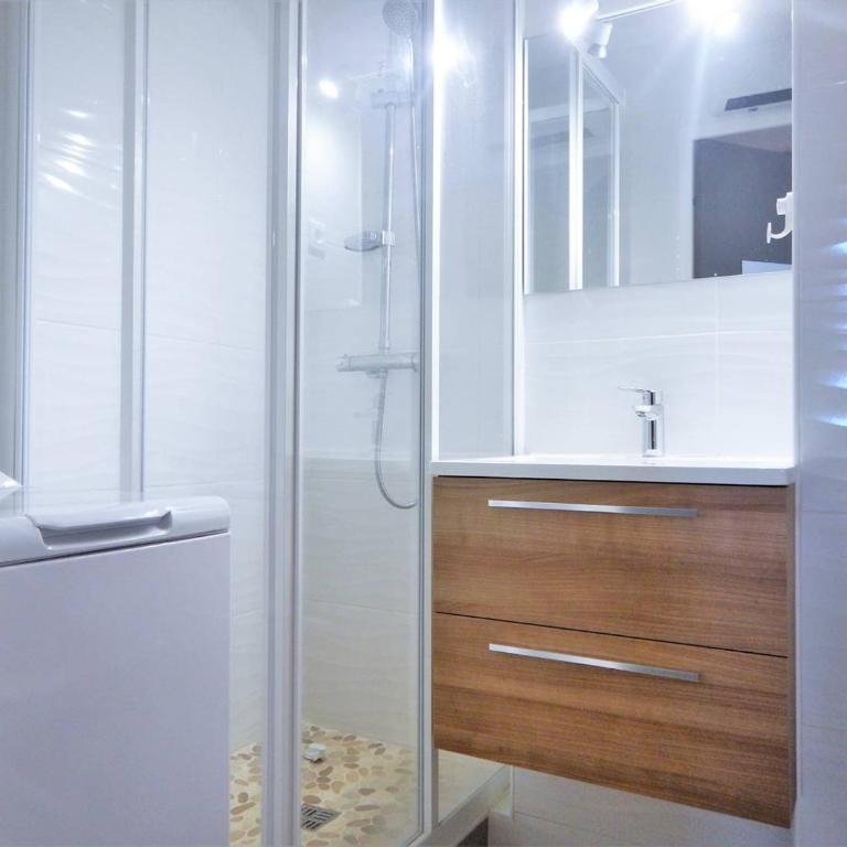 Appartement 2 pièces avec loggia, garage, 3 min de la mer, classé 2 étoiles, ménage inclus - FR-1-251-552 - Appartement - 4