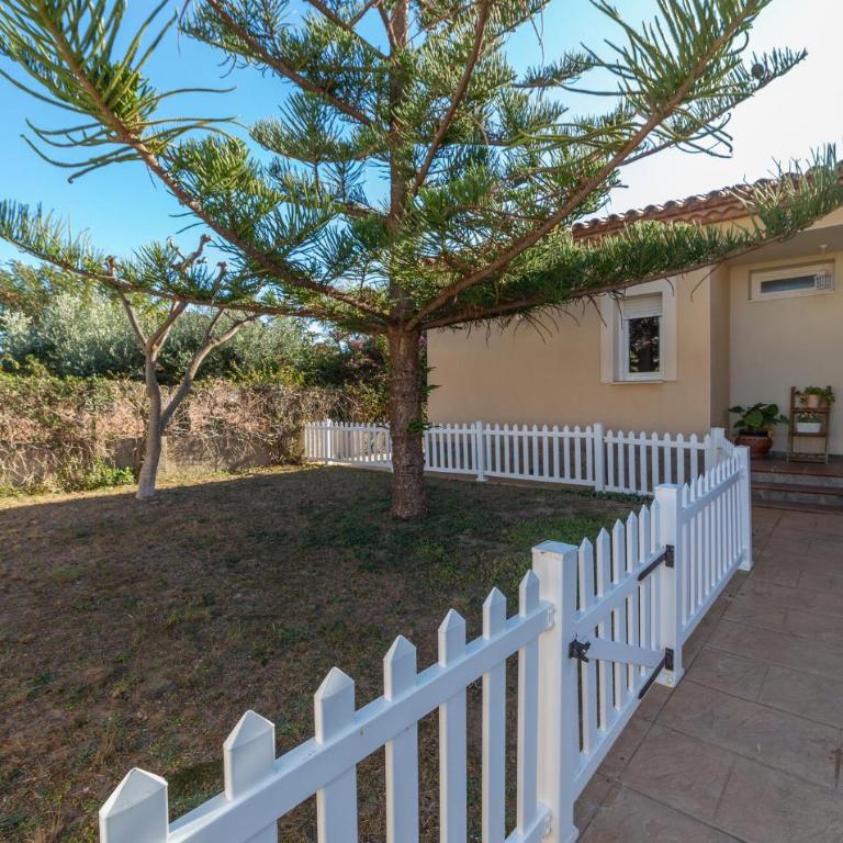 3 Bedroom Beach Front Home In Miami Platja - Three-Bedroom Vacation Home - 6