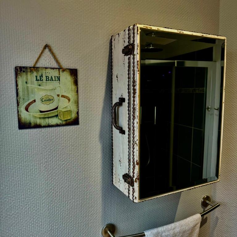 SUITE 785 Chambre Jacuzzi Sauna - Chambre Lit King-Size avec Baignoire Spa - 21