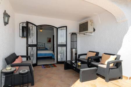 Hermosa casa con terraza e increíbles vistas al mar y la montaña - Chalet - 10