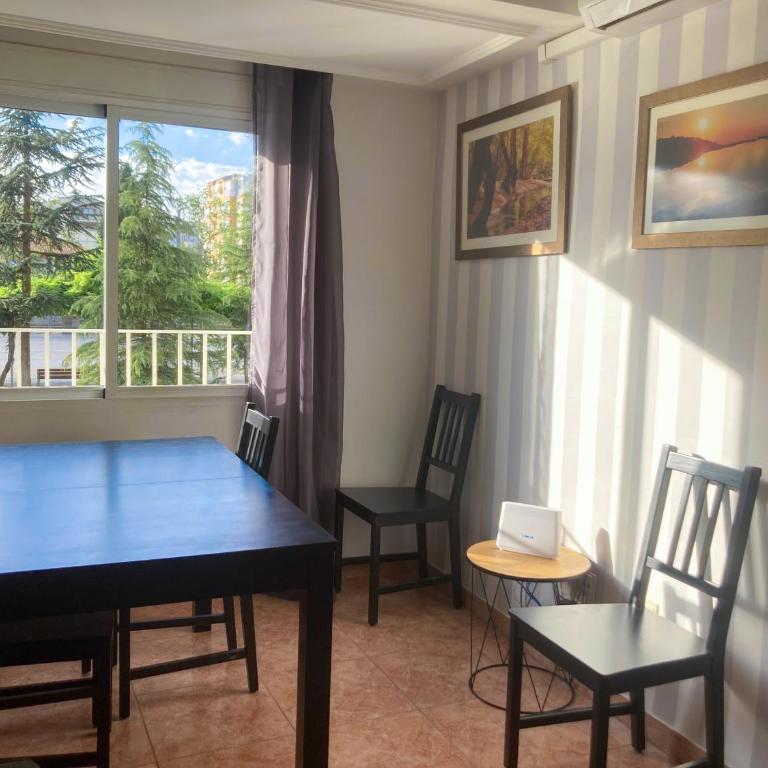 Luninoso y práctico apartamento en el centro con amplio parking incluido - Three-Bedroom Apartment - 9