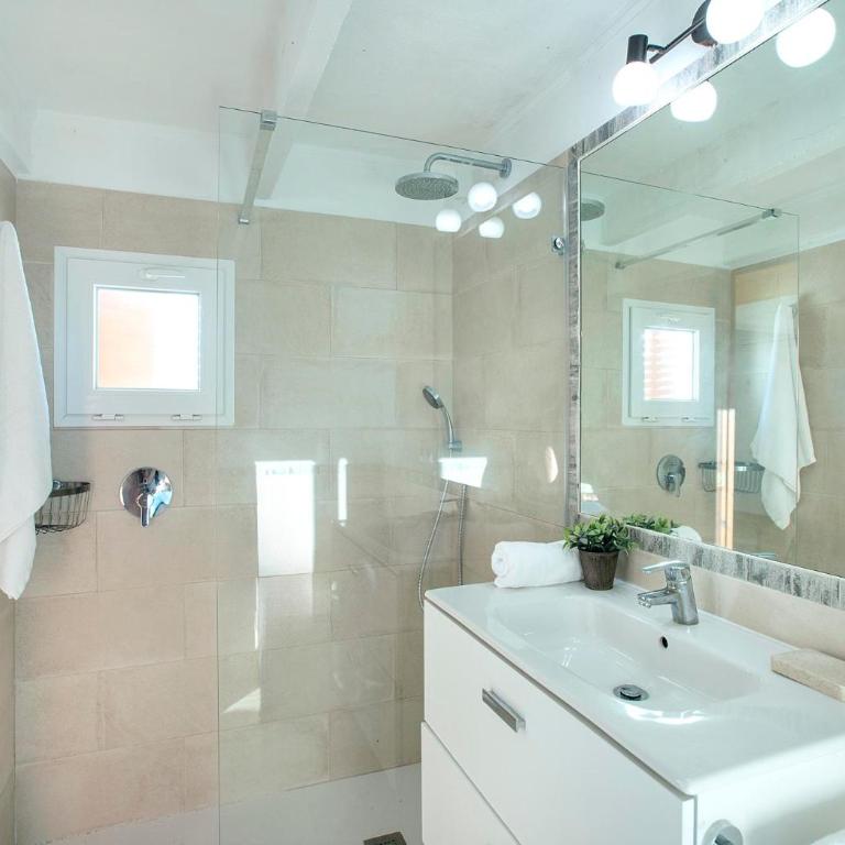 Can Gato by Vintage Travel - Four-Bedroom Villa - 29