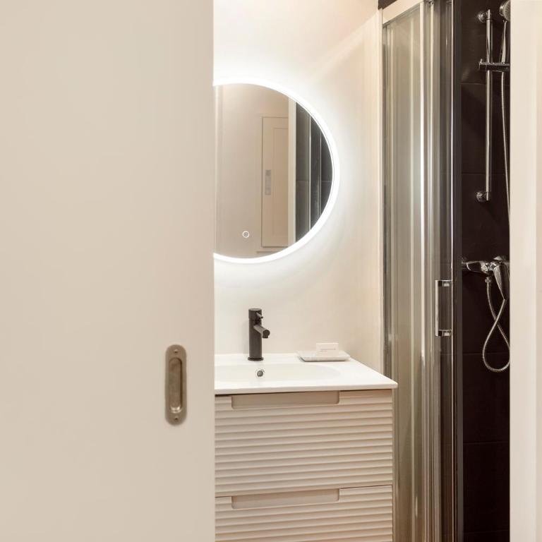 C211 Barcelona - Simaba Group - Two-Bedroom Apartment with Balcony - 8