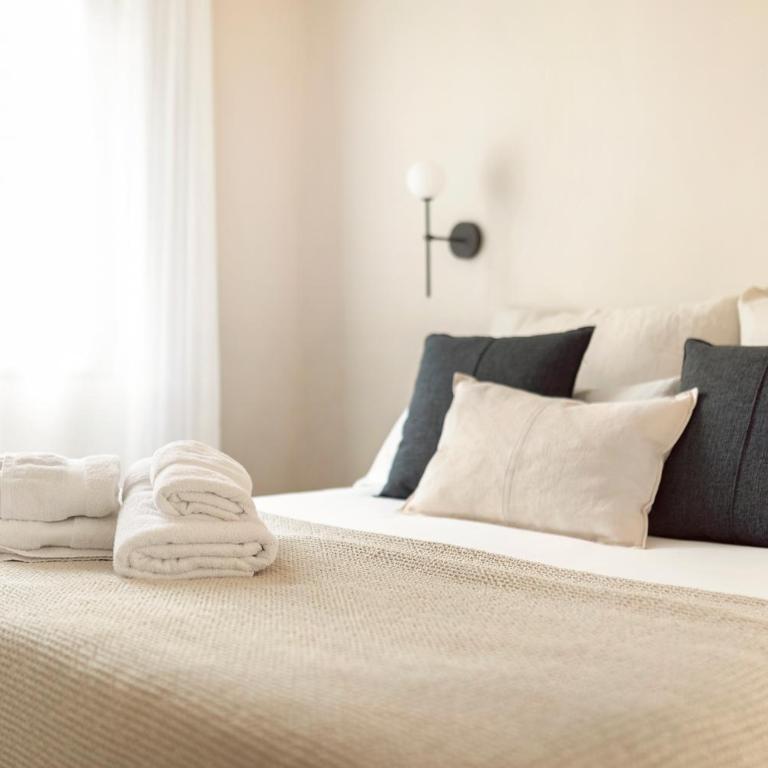C211 Barcelona - Simaba Group - Two-Bedroom Apartment with Balcony - 4