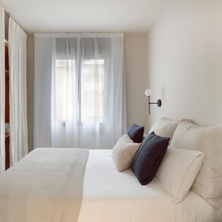 C211 Barcelona - Simaba Group - Two-Bedroom Apartment with Balcony - 12